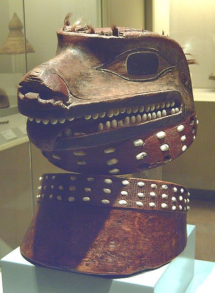 Casco y collera de lobo tlingit (M. América, Madrid) 01